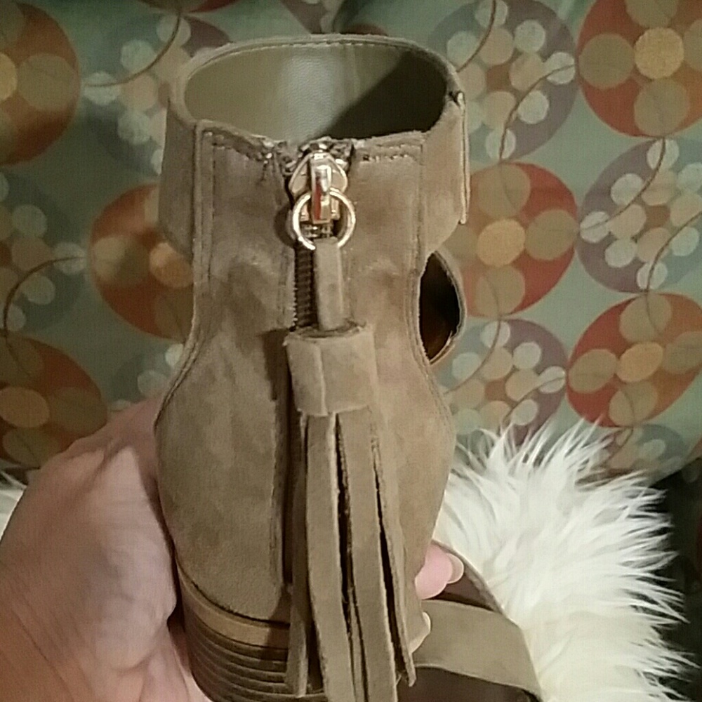 Shoes - Picture 2 of 4